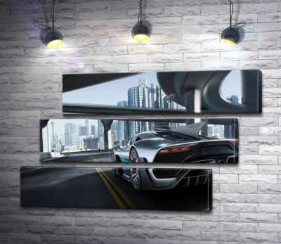 Двомісний гіперкар Mercedes-AMG Project One їде по транспортній розв'язці