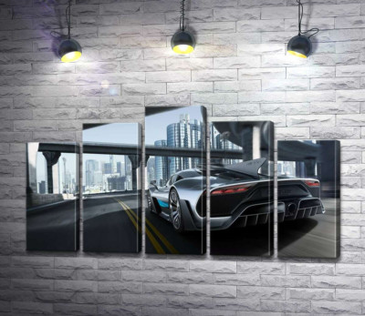 Двомісний гіперкар Mercedes-AMG Project One їде по транспортній розв'язці