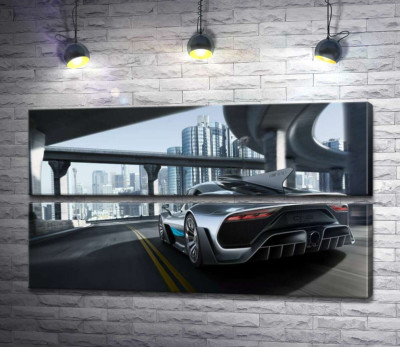 Двухместный гиперкар Mercedes-AMG Project One едет по транспортной развязке