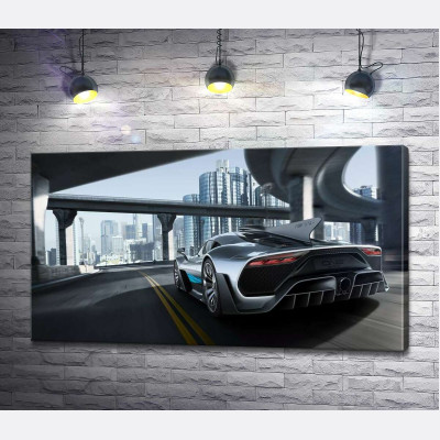 Двомісний гіперкар Mercedes-AMG Project One їде по транспортній розв'язці