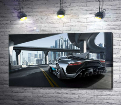 Двомісний гіперкар Mercedes-AMG Project One їде по транспортній розв'язці