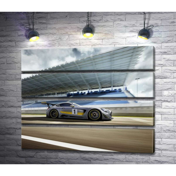 Спортивный автомобиль Mercedes-AMG GT3 на гоночной трассе