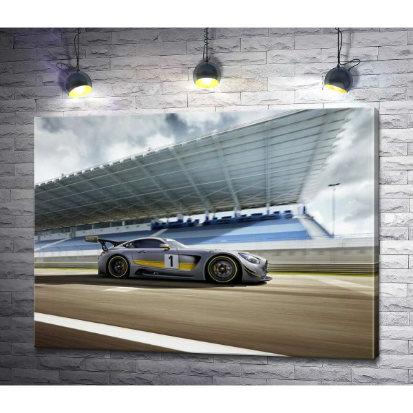 Спортивный автомобиль Mercedes-AMG GT3 на гоночной трассе