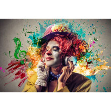 Остроумный клоун слушает краски музыки в наушниках