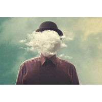 Лицо человека покрыто облаками