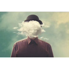 Лицо человека покрыто облаками