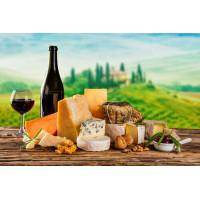Нежные вкусы итальянских сыров дополнены бокалом красного вина