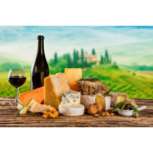 Ніжні смаки італійських сирів доповнені келихом червоного вина