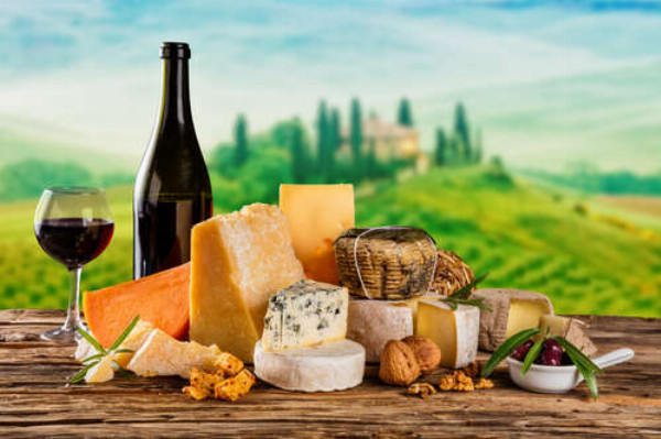 Нежные вкусы итальянских сыров дополнены бокалом красного вина