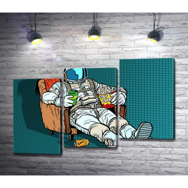 Космонавт расслабляется в кресле с пивом и попкорном