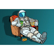 Космонавт расслабляется в кресле с пивом и попкорном
