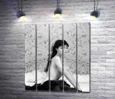 Моника Беллуччи (Monica Bellucci) эротично позирует в постели