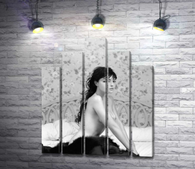 Моника Беллуччи (Monica Bellucci) эротично позирует в постели