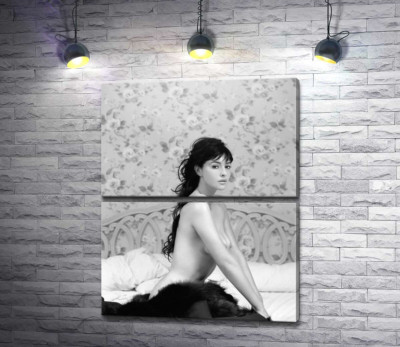 Модульна картина "Моніка Беллуччі (Monica Bellucci) еротично позує в ліжку"