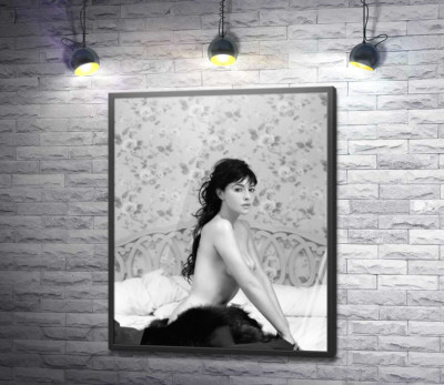 Постер "Моніка Беллуччі (Monica Bellucci) еротично позує в ліжку"