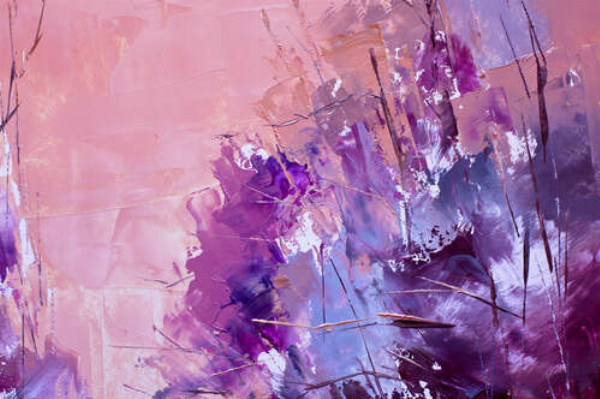 Фиолетовая палитра оттеняется розовым в абстрактных узорах