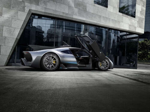Крылья-двери в сером гиперкаре Mercedes-AMG Project One