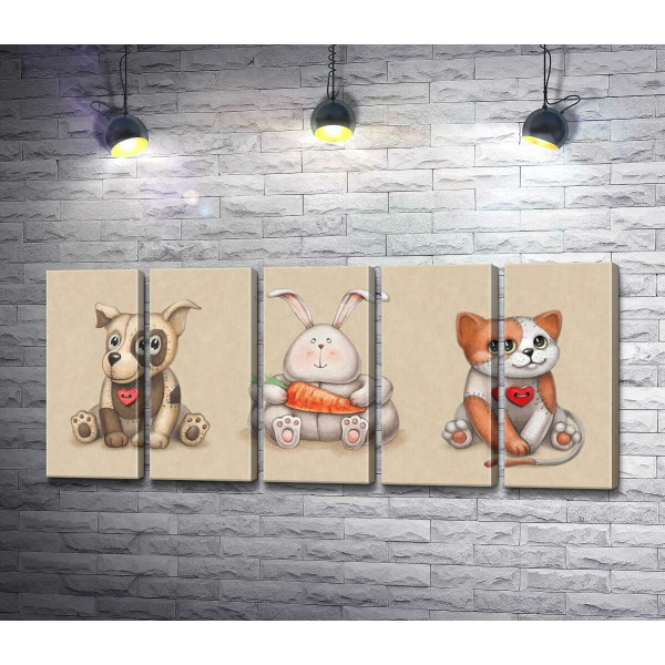 Игрушечное трио: пятнистая собака, котик и зайчик с морковкой по центру