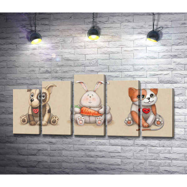 Іграшкове тріо: плямисті собака, котик та зайчик зі морквиною по центру