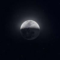 Верхівка Місяця осяяна срібним світлом