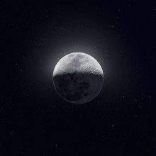 Верхушка Луны озарена серебряным светом