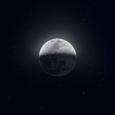 Верхушка Луны озарена серебряным светом