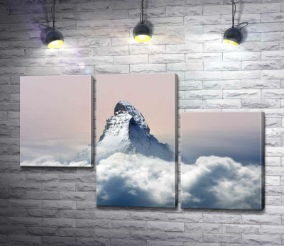 Скелястий пік гори Матергорн (Matterhorn) оточений пухнастим шаром хмар