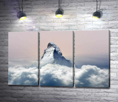 Скелястий пік гори Матергорн (Matterhorn) оточений пухнастим шаром хмар
