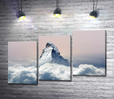 Скалистый пик горы Маттерхорн (Matterhorn) окружен пушистым слоем облаков