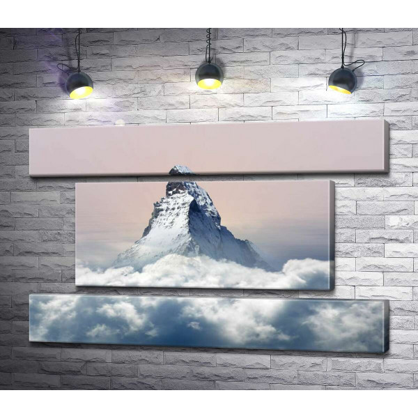 Скалистый пик горы Маттерхорн (Matterhorn) окружен пушистым слоем облаков