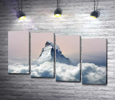 Модульная картина "Скалистый пик горы Маттерхорн (Matterhorn) окружен пушистым слоем облаков"