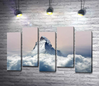 Скелястий пік гори Матергорн (Matterhorn) оточений пухнастим шаром хмар