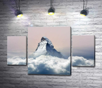 Скелястий пік гори Матергорн (Matterhorn) оточений пухнастим шаром хмар