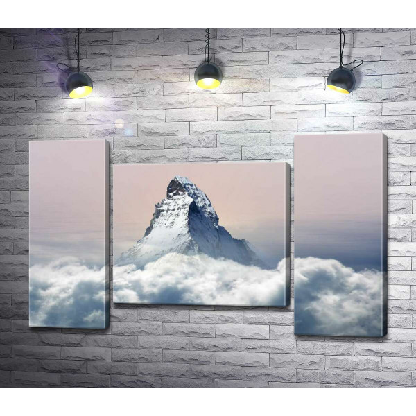 Скелястий пік гори Матергорн (Matterhorn) оточений пухнастим шаром хмар
