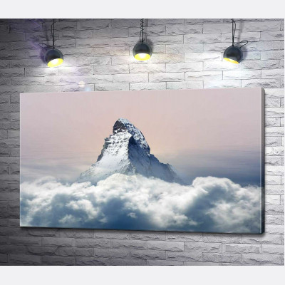 Скалистый пик горы Маттерхорн (Matterhorn) окружен пушистым слоем облаков