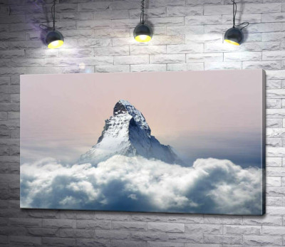 Скалистый пик горы Маттерхорн (Matterhorn) окружен пушистым слоем облаков