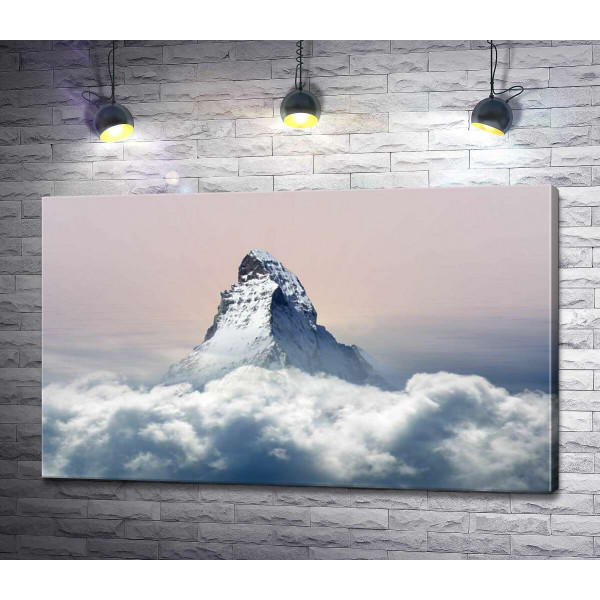 Скелястий пік гори Матергорн (Matterhorn) оточений пухнастим шаром хмар