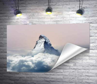 Скалистый пик горы Маттерхорн (Matterhorn) окружен пушистым слоем облаков