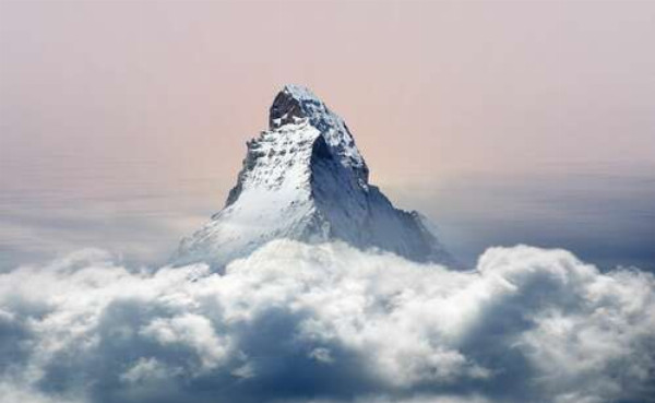 Скалистый пик горы Маттерхорн (Matterhorn) окружен пушистым слоем облаков
