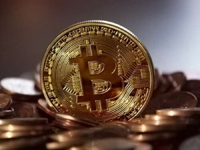 Сложный лабиринт узор на монете биткоина