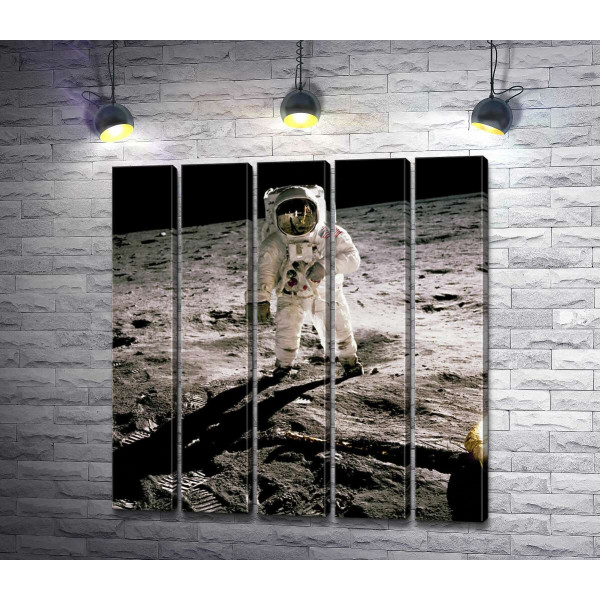 Американський астронавт стоїть на поверхні Місяця