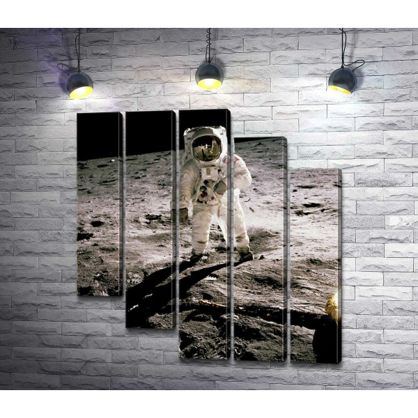 Американский астронавт стоит на поверхности Луны