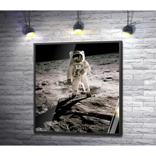 Американський астронавт стоїть на поверхні Місяця