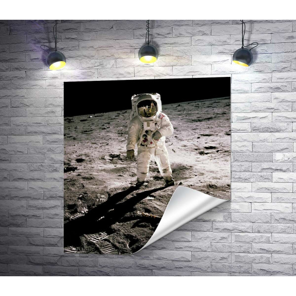 Американский астронавт стоит на поверхности Луны