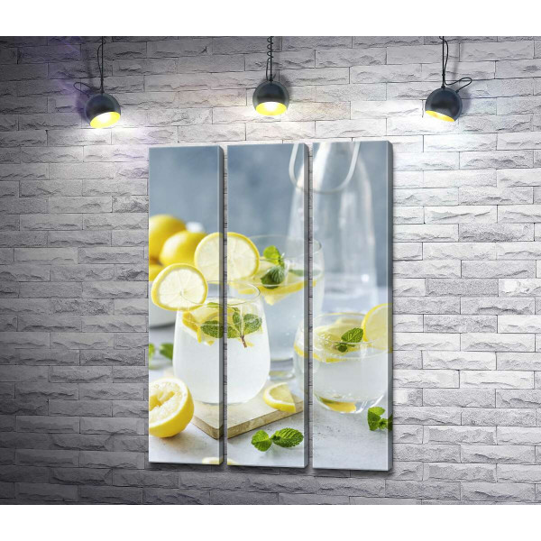 Прозрачные стаканы с освежающе-холодным лимонадом