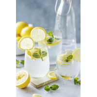 Прозорі склянки з освіжаюче-холодним лимонадом