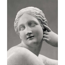 Белая скульптура богини в раздумьях