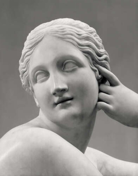 Белая скульптура богини в раздумьях