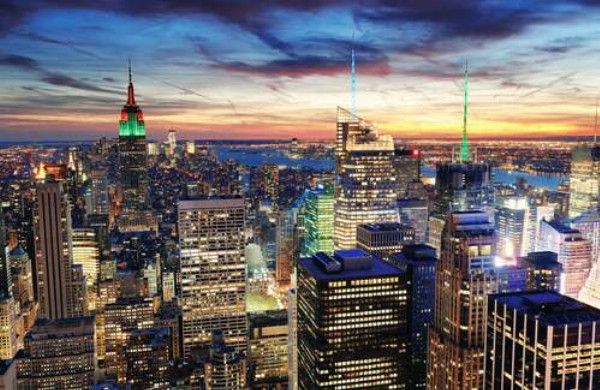 Острые шпили небоскребов Нью-Йорка врезаются в небо