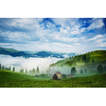 Маленькое поселение в горной долине покрыто белым туманом